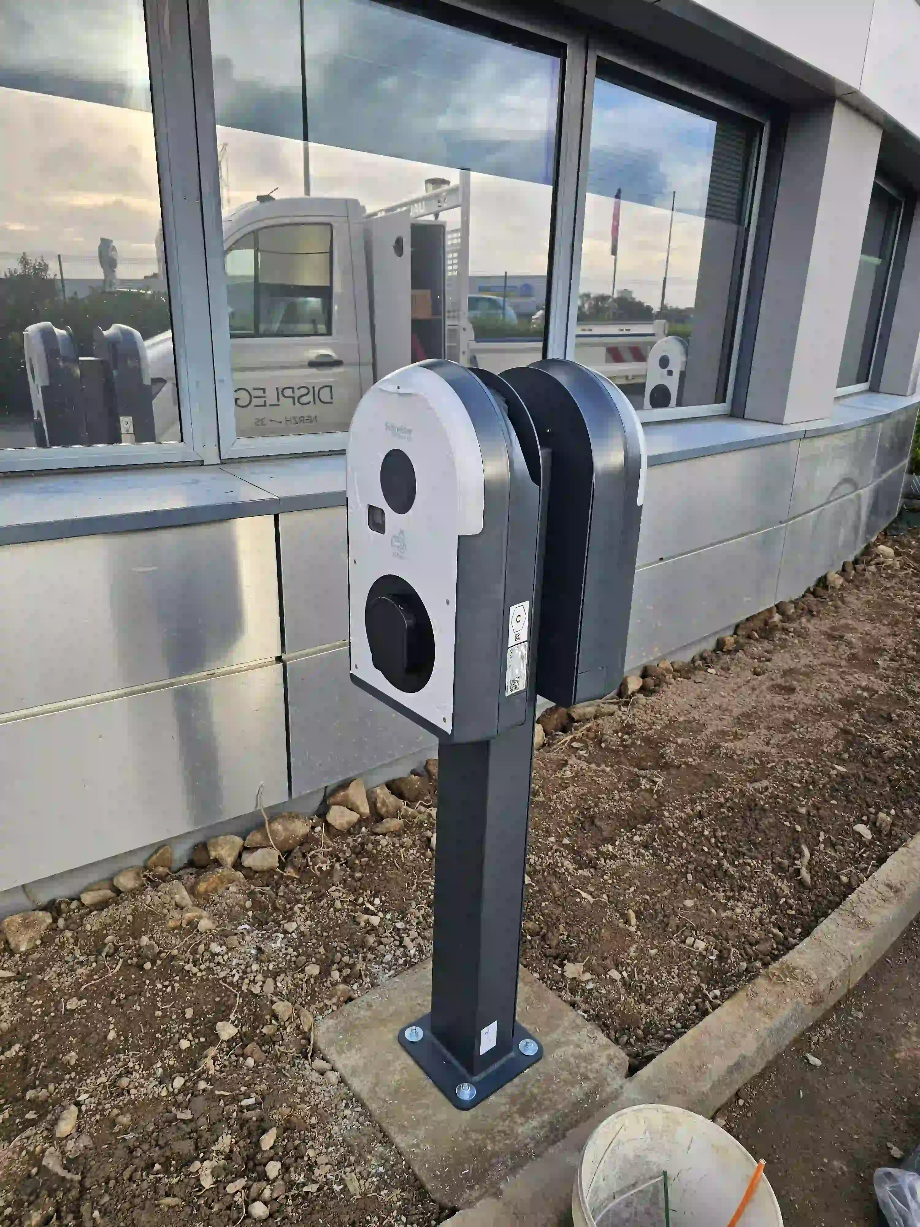 Parking terminé avec marquage au sol et bornes opérationnelles